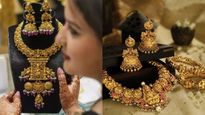தங்கம் வாங்குவோருக்கு இன்ப அதிர்ச்சி.. குறைந்த விலையில் விற்பனையாகும் தங்கம்..!! 