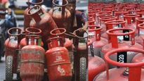 LPG Cylinder: மாதத்தின் முதல் நாளே வந்த நற்செய்தி.. சிலிண்டர் விலை அதிரடியாக குறைப்பு.,!! 