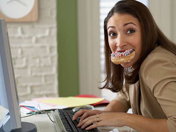 1. வேலை செய்யும் மேஜையிலேயே உண்பது