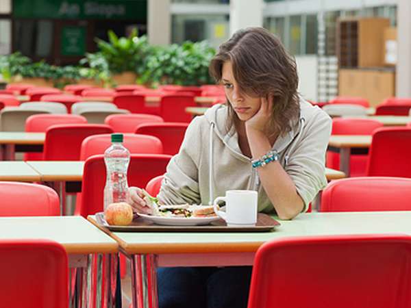 6. தினமும் தனியாக உணவு உண்ணுவது