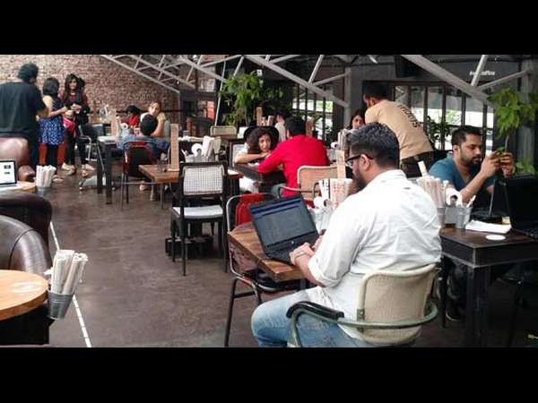 இரவு விடுதி ஒரு வசதியான அலுவலகம்