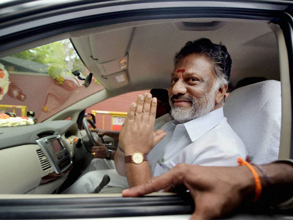 ஓபிஎஸ் தான் எனக்கு பணம் அளித்தார்