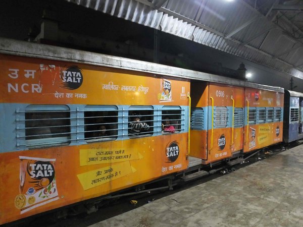 11.அலாஹாபாத் துரொண்டோ விரைவு ரயில்