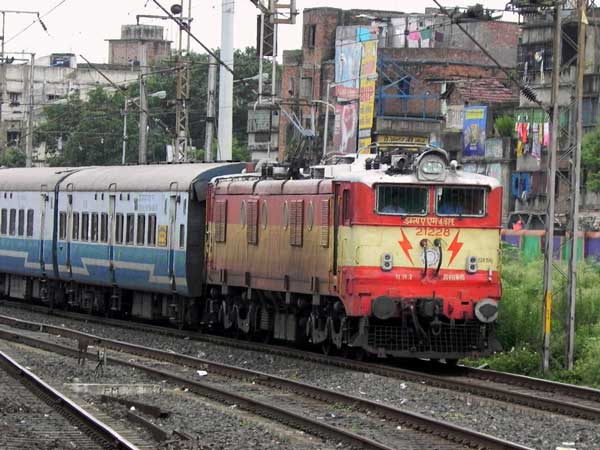  4.மும்பை – புது டெல்லி ராஜதானி விரைவு ரயில்