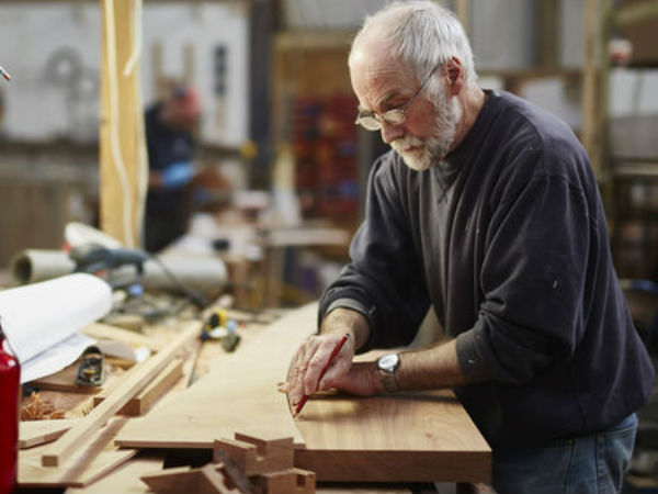 2. ஒரு பகுதி நேர வேலையைப் பெறுங்கள். 