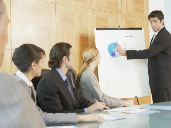 5. நிதியியல் எழுத்தாளர். 