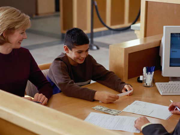 நிதிப் பரிமாற்றங்களைப் பற்றி அவர்களுக்குக் கற்றுக் கொடுங்கள். 