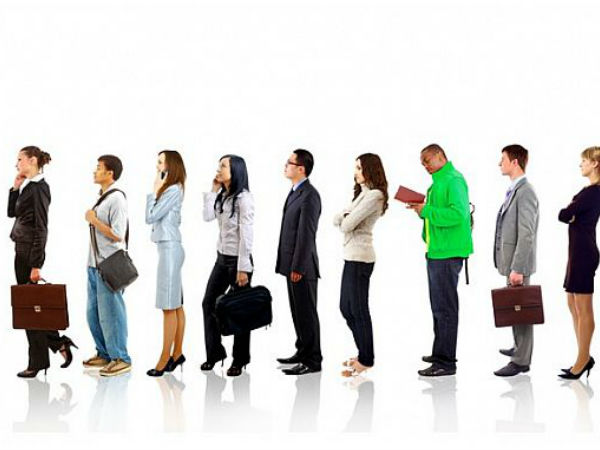  வரிசையில் நிற்பவர் 