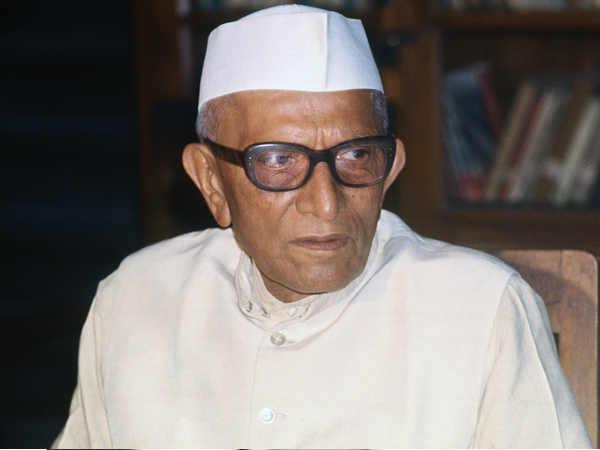 நிதி அமைச்சர் : மொரார்ஜி தேசாய் 