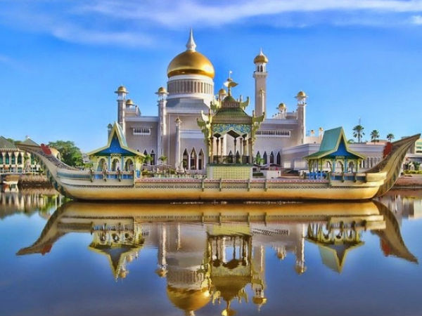 கட்டிடத்தின் விலையை கேட்டா தலை சுத்திடும்..! 