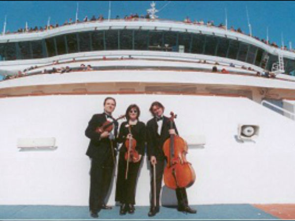 குரூஸ் ஷிப் எண்டர்டெய்னர் (Cruise Ship entertainer)