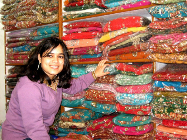 புடவைகள் மற்றும் ஆடைகள் 