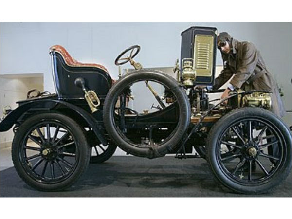 விலையுயர்ந்த பழம்பெரும் கார் 