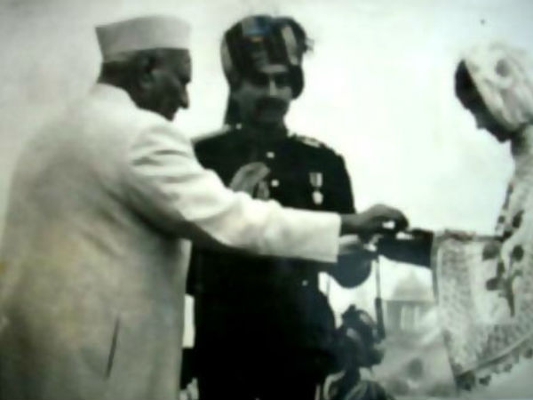 மகன் விருதைப் பெறும் தகப்பன்