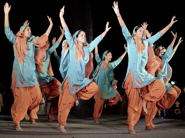 கொண்டாடும் வணிகர் சமூகம்