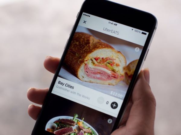  ஆர்டர் செய்து சாப்பிடும் மக்கள்