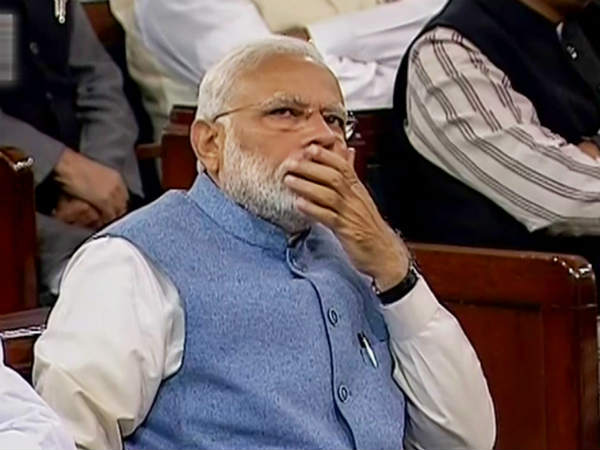 டேபிளை தட்டினார் 