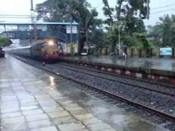 ஆம் ரயில் நிலையங்களில் காதி 