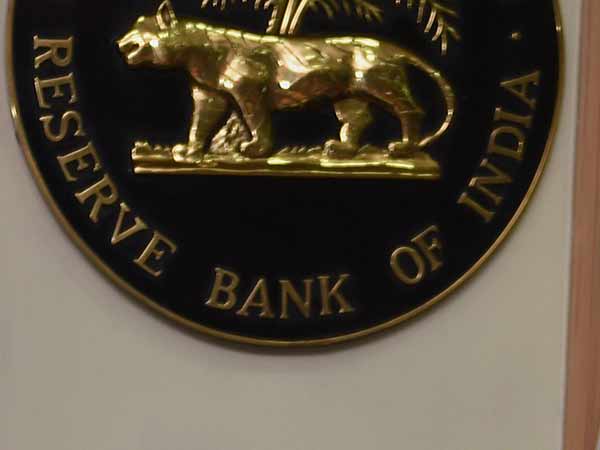 தள்ளிப் போன கூட்டம் 