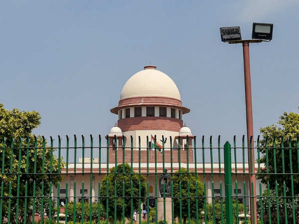 சிறையில் அதிகாரிகள் 