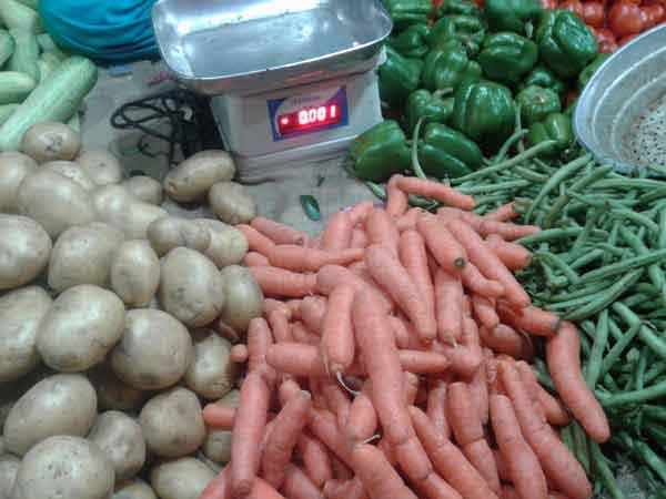 வெங்காயத்தை உரிக்காமலேயே கண்ணில் தண்ணீர்.. வறட்சியின் பிடியில் இந்தியா.. சரிவில் உற்பத்தி வெங்காயத்தை உரிக்காமலேயே கண்ணில் தண்ணீர்.. வறட்சியின் பிடியில் இந்தியா.. சரிவில் உற்பத்தி