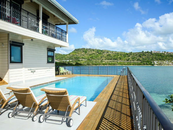 கடலுக்குள் வீடு கட்டிய காதலர்கள் 