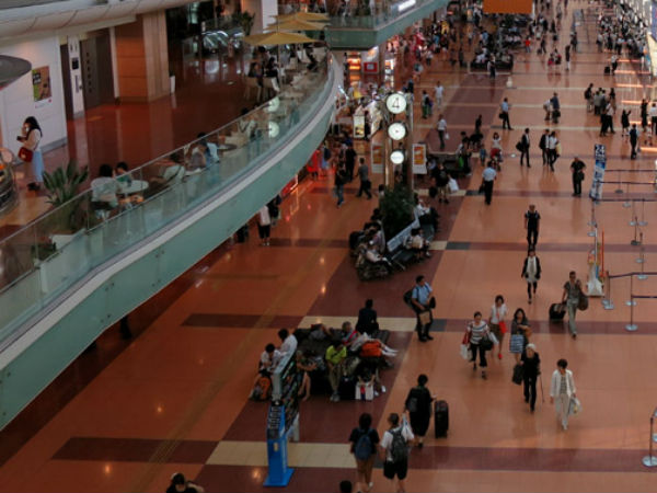 லக்கேஜ்க்கு கியூவில் நின்ற கூட்டம் 