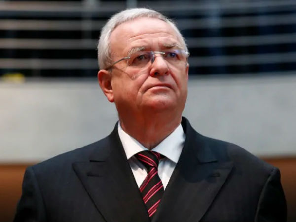 இயக்குநர் மீது வழக்கு 