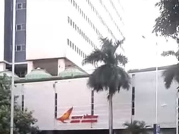 காலி செய்து கொடுக்க வேண்டும் 