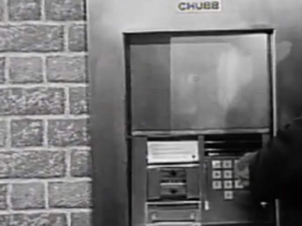 முதல் ஏடிஎம் பார்க்லேஸ் வங்கியில் வைக்கப்பட்டது 