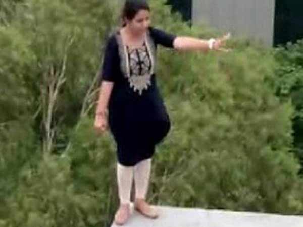 கடுப்பானவள் தன் நண்பர்களிடம் 