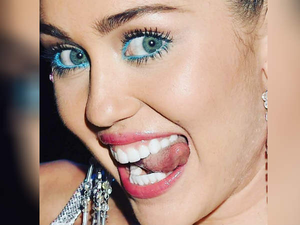 நாக்கு போஸ் 