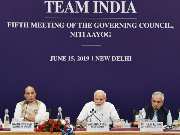 மோடி பொருளாதார வளர்ச்சி குறித்து ஆலோசனை 