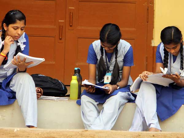 மாணவர்கள் தண்ணீர் கொண்டு வர வேண்டும் 