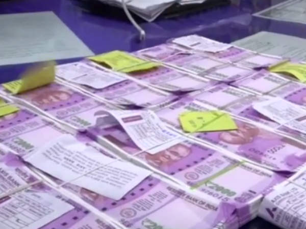 ரூ.2,000 நோட்டுகள் சிக்கியது