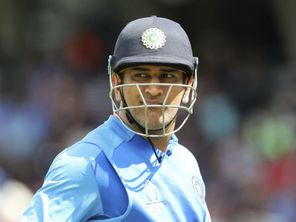 தோனிக்கு சிக்கல் 