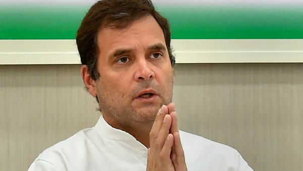 பொருளாதாரம் வீழ்ச்சி கண்டு கொண்டிருக்கிறது 