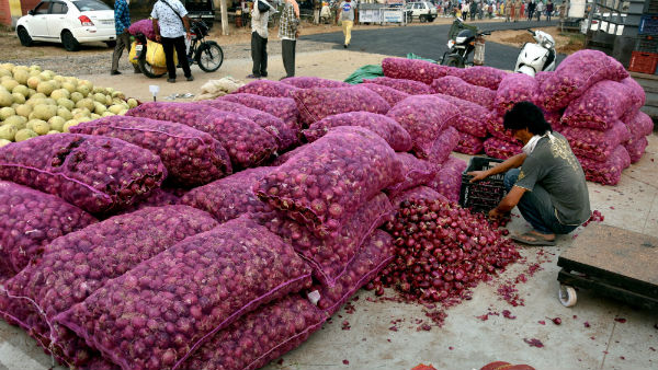 அங்கேயே நிற்கும் லாரிகள் 