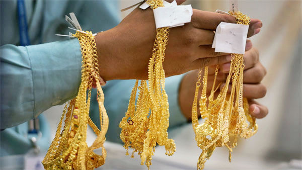 தங்கத்தை விற்பனை செய்யும் முதலீட்டாளர்கள் 