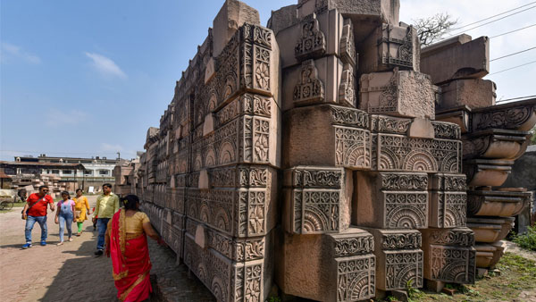 குஜராத்தில் நிதி திரட்டல் 