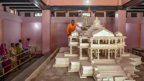 மூலஸ்தானம் அடங்கிய அமைப்பு 