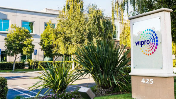  1300 ஊழியர்கள்