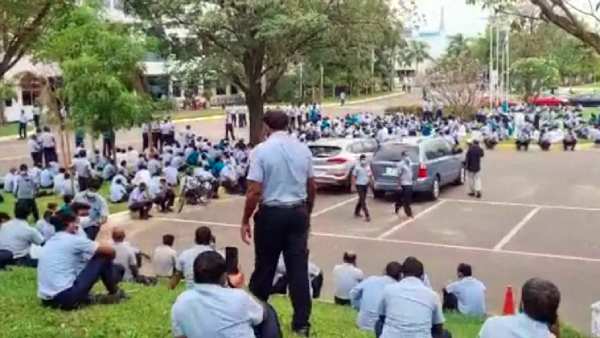 ஊழியர்கள் பாதிப்பு 