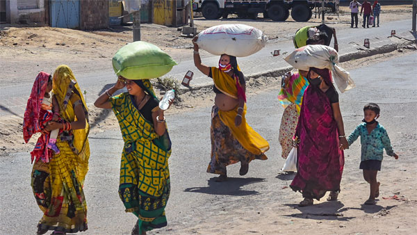 சொந்த ஊர் திரும்பும் தொழிலாளர்கள் 