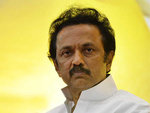 இல்லத்தரசிகளுக்கு 1,000 ரூபாய் 