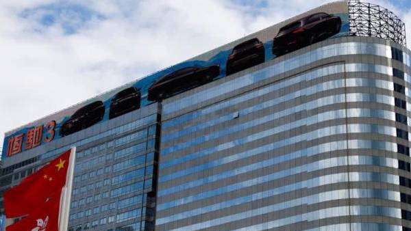  305 பில்லியன் டாலர் கடன்