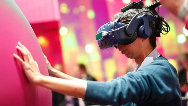 விர்ச்சுவல் ரியாலிட்டி மற்றும் ஆகுமென்டெட் ரியாலிட்டி 