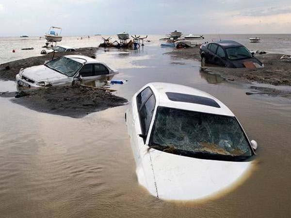 பெருவெள்ளத்தில் மூழ்கியுள்ள வாகனங்கள்