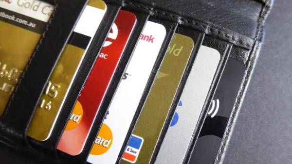  கிரெடிட் அல்லது டெபிட் கார்டு