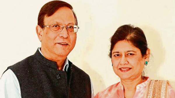  ராகேஷ் மற்றும் ராஷ்மி நிர்வாகம்